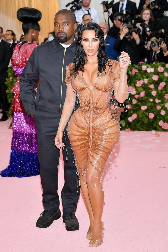 Trong đêm tiệc thời trang Met Gala 2019, Kim từng xuất hiện với bộ đồ màu nude bó sát cùng mái tóc ướt nhẹp khiến nhiều người lắc đầu ngao ngán. Ảnh: Internet. Video "Minh Hằng chia sẻ về phong cách thời trang". Nguồn: VTC.