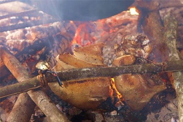 Thịt lợn cắp nách: Du lịch đến Hà Giang, bạn có thể thưởng thức món lợn cắp nách cực ngon. Thịt này chế biến tùy theo sở thích của mỗi người như nướng hoặc hấp. Ngon nhất phải kể đến món lòng dồi và thịt bụng còn lẫn cả xương sườn hấp cách thủy, chấm lá nhội giã nhỏ trộn hạt xẻn hoặt hạt dổi, ớt xanh.