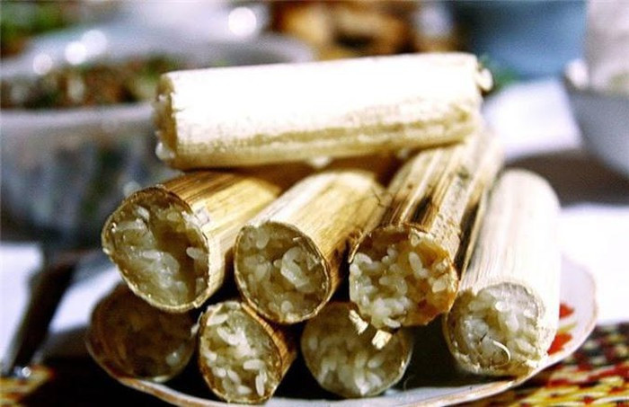 Cơm lam Bắc Mê: Gạo nếp được người dân Bắc Mê chọn làm cơm lam là loại ngon nhất, đường trồng trên nương và ngâm kỹ trong nước rồi nhét vào ống nứa, nướng chín trên than củi.