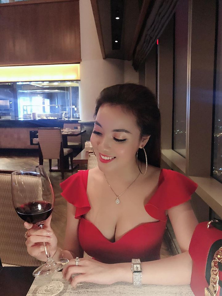 Cách ăn diện gợi cảm và sexy của nữ giảng viên khiến bao đáng mày râu "nóng mắt".