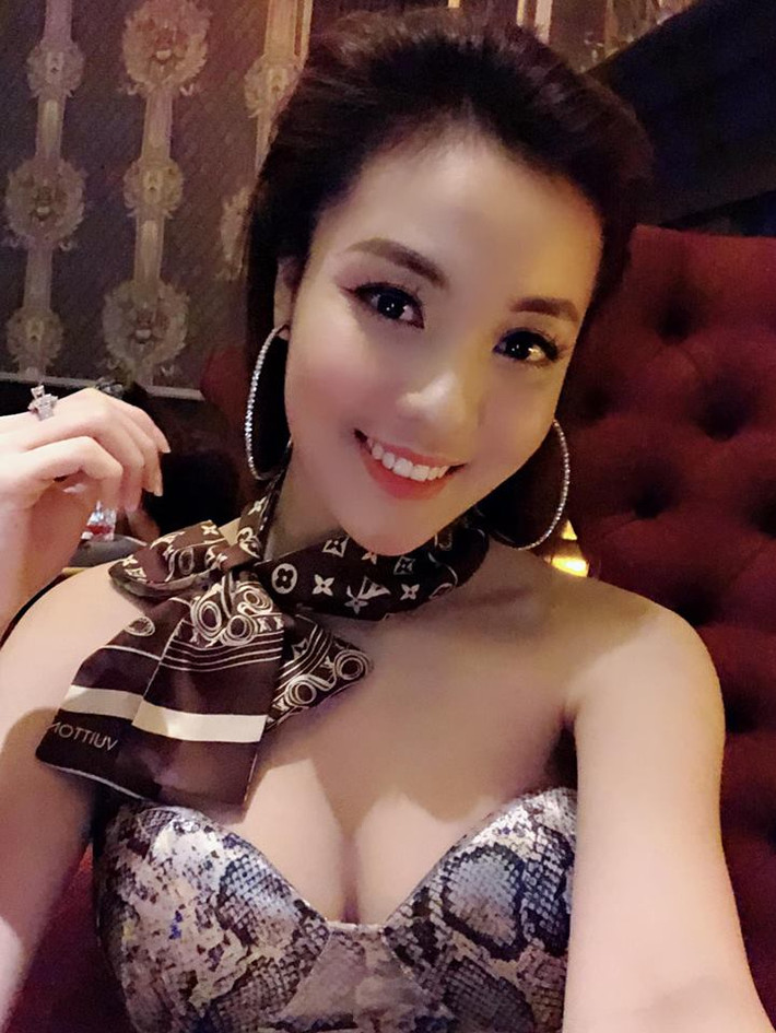 Sở hữu vòng một nóng bỏng nên Hà My thường xuyên diện áo váy cúp ngực.
