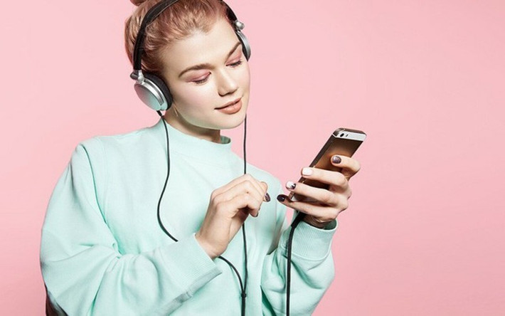 Nghe nhạc có thể giúp bạn cảm thấy bình yên và nhẹ nhõm hơn, nhờ đó làm giảm chỉ số huyết áp, bảo vệ sức khỏe.