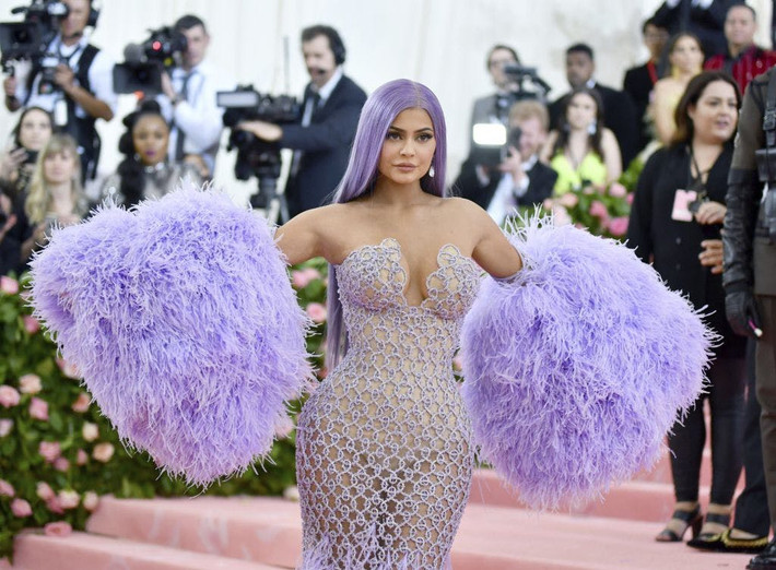 Ngôi sao truyền hình thực tế Kylie Jenner là tỷ phú trẻ nhất thế giới ở tuổi 21. Không chỉ giỏi kinh doanh, cô em út nhà Kardashian còn gây chú ý khi sở hữu gu thời trang khoe vòng 3 vô cùng nóng bỏng và quyến rũ.