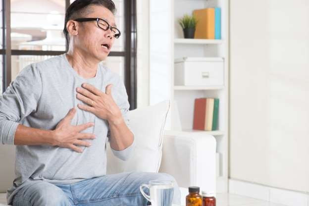 Nghẹn cổ - Nếu cảm thấy nghẹn cổ mà không phải do thức ăn, hãy tới bệnh viện ngay lập tức. Cơn đau tim có thể ập đến khi bạn cảm thấy nghẹn cổ hay như thiêu đốt trong cổ họng.