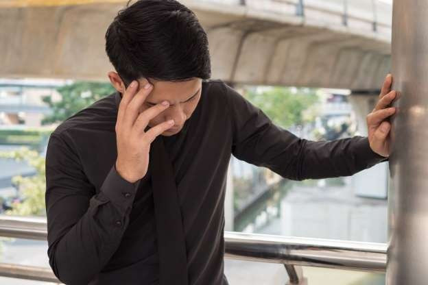 Hoa mắt chóng mặt - Triệu chứng nghe có vẻ “vô thưởng vô phạt” này lại là một dấu hiệu cơn đau tim sắp tới. Cũng trong nghiên cứu của Canada, khoảng 24% bệnh nhân nam và 27% bệnh nhân nữ ghi nhận dấu hiệu hoa mắt chóng mặt trước cơn đau tim.