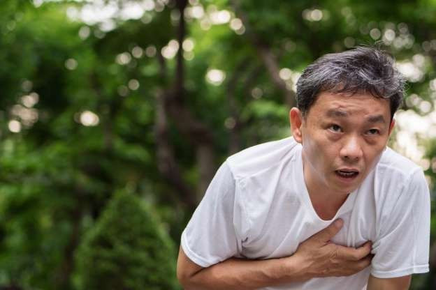 Thở gấp - Nhiều hoạt động như tập thể dục hay leo cầu thang cũng có thể khiến bạn thở gấp, và đó là điều hoàn toàn bình thường. Nhưng nếu bạn thở gấp khi đứng lên ngồi xuống (thay đổi tư thế đột ngột), thì hãy cẩn trọng. 45% số bệnh nhân có triệu chứng này trước cơn đau tim.