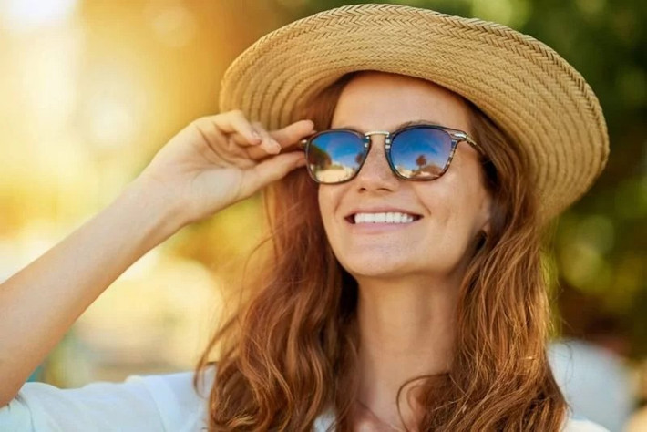 Ánh nắng mặt trời: Khi tiếp nhận quá nhiều ánh nắng mặt trời, cơ thể sẽ sản sinh melanin. Melanin làm cho da bị sạm, đồng thời khiến vùng da dưới mắt trở nên tối màu hơn. Vì vùng da dưới mắt nhạy cảm hơn nên sự thay đổi sẽ nhanh chóng và rõ rệt hơn các vùng da khác.
