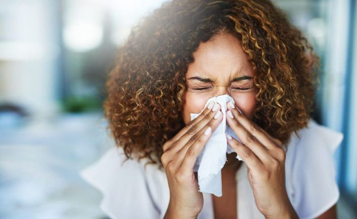 Dị ứng: Dị ứng kích thích sản sinh histamin để chống lại các vi khuẩn gây dị ứng. Histamin khiến mắt sưng và khô, dẫn đến quầng thâm mắt. Histamin còn làm các mạch máu giãn nở, khiến chúng trông rõ rệt hơn.