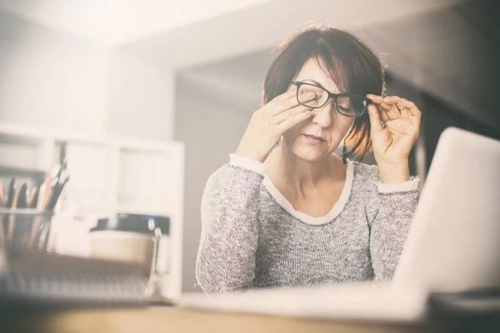 Dụi mắt: Dụi mắt liên tục có thể gây quầng thâm hoặc khiến quầng thâm rõ rệt hơn. Ở một số người, dụi mắt gây viêm, làm mạch máu nở rộng và trở nên rõ thấy hơn. Dụi mắt cũng có thể làm vỡ mạch máu dưới mắt gây bầm tím.