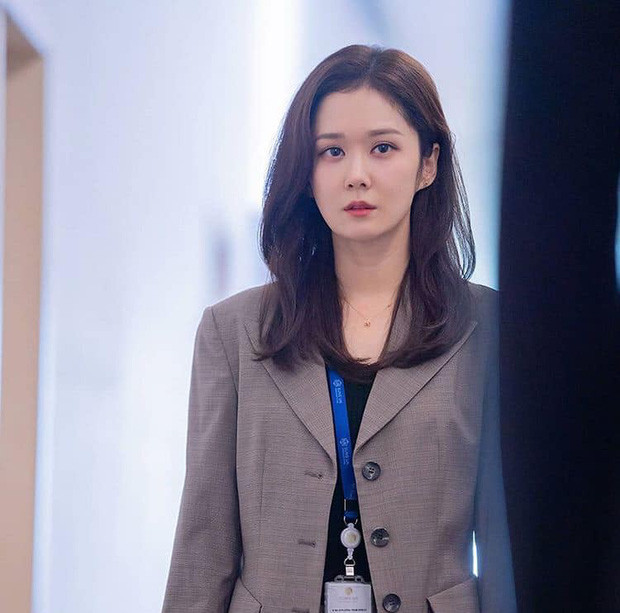 Jang Nara luôn ghi điểm khi biết cách lựa chọn trang phục tinh giản nhưng hợp lý.
