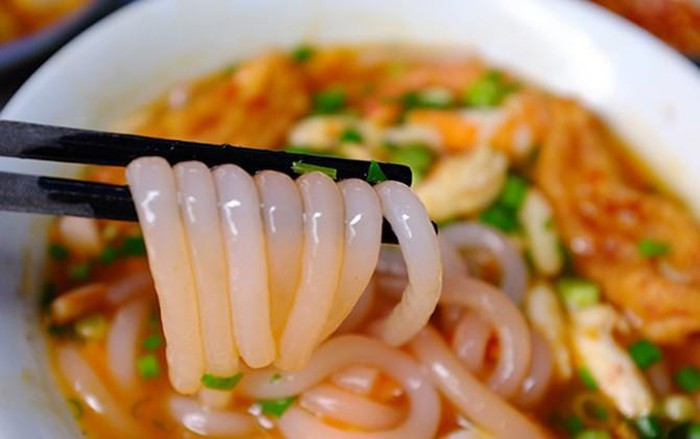 Khi nấu trộn lẫn với hạt điều để tạo màu, khi thưởng thức chan với bánh canh ăn rất ngon. Nhắc tới bánh canh Huế không thể không nhắc tới hai quán bánh canh ngon nổi tiếng là bánh canh Nam Phổ và bánh canh bà Đợi.
