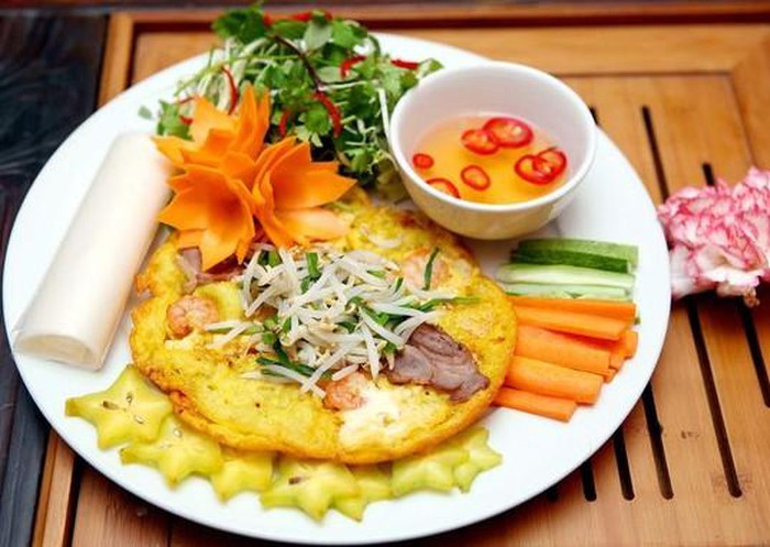 Bánh khoái Huế: Đến Huế mà không thưởng thức bánh khoái thì sẽ thật là thiếu sót cho bạn. Người Huế gọi tên loại bánh này là “khoái” để miêu tả sự sung sướng khi thưởng thức đặc sản này. Món ngon này được làm từ bột gạo xay với trứng gà, bột nghệ. Nhân bánh được chế biến từ thập cẩm giá sống, giò, tôm và đôi khi là cá kình.