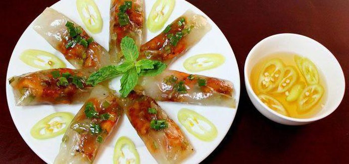 Bánh bột lọc: Ở Huế, loại bánh này được chia thành hai loại một loại được gói bằng lá dong hoặc lá chuối, một loại là bánh trần sẽ không có lá gói bên ngoài Nhưng dù là bánh gói lá hay không gói lá thì điểm hấp dẫn thực khách ở đây chính là phần bột lọc trong suốt thấy được cả phần thịt tôm bên trong nhìn rất bắt mắt.