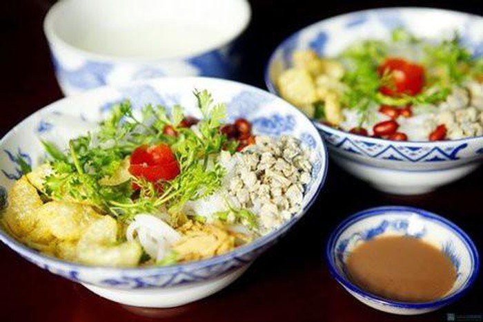Cơm hến có thể ăn kèm với rau sống như hoa chuối, giá đỗ, lạc rang và khoai môn trắng thái nhỏ. Giá một suất cơm hến rất rẻ chỉ khoảng 10.000 đồng, để thưởng thức những quán cơm hến ngon các bạn nên tới cồn Hến hoặc quán chị Nhỏ ở đường Phạm Hồng Thái.