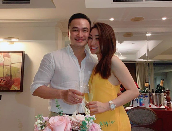 Bạn gái kém 16 tuổi của Chi Bảo tên là Lý Thùy Chang. Cô nàng sở hữu nhan sắc xinh đẹp cùng thân hình nóng bỏng.