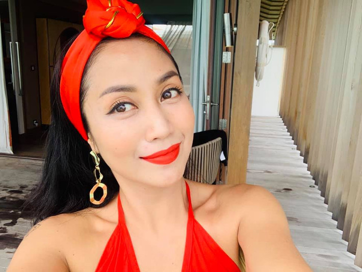 Nữ MC - diễn viên khẳng định, phụ nữ không dưỡng da là không được vì lão hóa đến nhanh như một cơn bão, lúc ấy có đổ núi tiền cũng chưa chắc cứu lại được. Tuy nhiên cô cho rằng, các chị em có thể "liệu cơm gắp mắm", có điều kiện thì sử dụng các sản phẩm chuyên sâu, không có điều kiện thì lựa chọn các sản phẩm vừa túi tiền, hợp với làn da. Ảnh: FBNV. Video "Bí quyết làm đẹp của sao Việt". Nguồn: VTC.