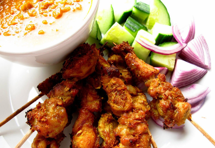 Thịt xiên nướng Satay: Món ăn này được xem là niềm tự hào về ẩm thực của người dân Singapore. Thịt được tẩm ướp gia vị, xiên vào que tre đã được vót nhọn, sau đó nướng trên lửa cho đến khi chín, thơm.