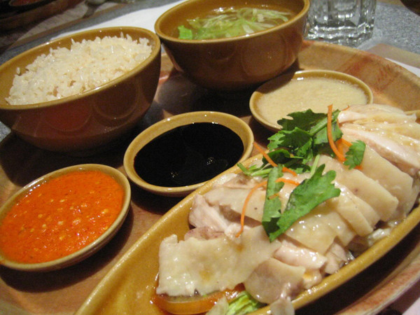 Cơm gà Hải Nam: Món ăn này khá phổ biến ở Singapore. Đĩa cơm dẻo được nấy bằng nước luộc gà béo ngậy được ăn kèm với những miếng thịt gà chấm tương ớt chắc chắn sẽ kích thích tiêu hóa của bất kì một thực khách nào.