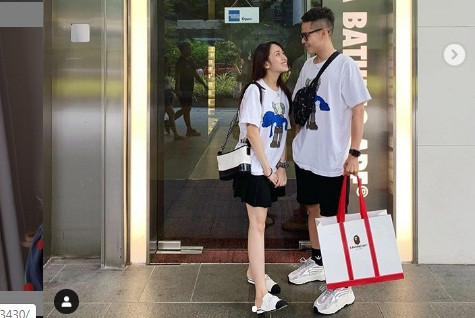 Đảo quốc Sư Tử từ lâu nổi tiếng là một trong những điểm du lịch hấp dẫn của Đông Nam Á. Một phần tạo nên sự hấp dẫn du khách chính là những món ăn độc đáo nơi đây. Sau đây là loạt món ngon Singapore mà vợ chồng Minh Anh – Tâm Nguyễn có thể thưởng thức trong chuyến trăng mật.
