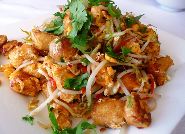 Chai Tao Kway: Đây là một món ăn đặc trưng của Singapore. Chai Tao Kway là sự kết hợp một cách hoàn hảo những miếng bột gạo và củ cải trắng xắt nhỏ, được hấp rồi sau đó chiên trên chảo nóng kèm với hành tây và trứng ốp la, tỏi. Ảnh: Internet. Video "Chế biến món ngon từ nấm đông cô". Nguồn: VTC.