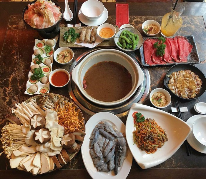 Lẩu gà nấm không chỉ ngon mà còn bổ dưỡng. Thưởng thức món thịt gà mềm ngon cùng những loại nấm hơi giòn giòn, mùi thơm đặc trưng, nhâm nhi chút nước lẩu nóng hổi thật là tuyệt. Ngoài ra, còn có nhiều kiểu lẩu gà khác để bạn lựa chọn tùy theo khẩu vị bản thân như lẩu gà kiểu Thái, lẩu gà kiểu Nhật...Ảnh: Internet.
