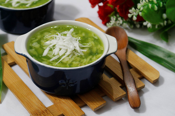 Chè cốm: Món ngon từ cốm này có một hương vị hấp dẫn đặc biệt hơn so với những món chè khác. Những hạt cốm xanh trong chén chè sánh mượt quyện với hương hoa bưởi nồng nàn thật hấp dẫn. Chỉ mất vài phút thôi với một chút biến tấu, bạn sẽ có ngay món chè thơm mùi cốm non xanh, thanh mát.