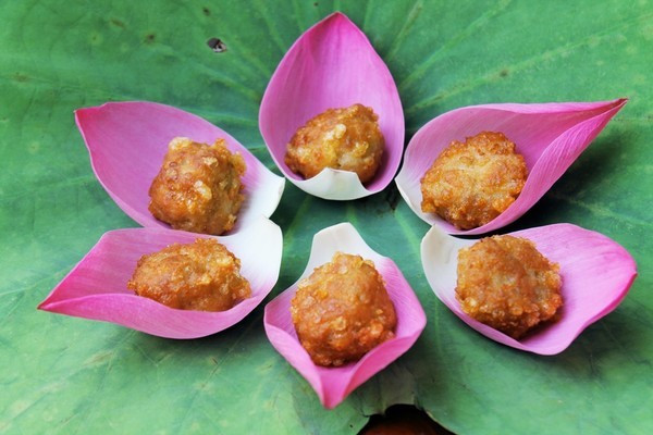 Miếng chả cốm còn sống được đem hấp qua sau đó mới chiên vàng trên chảo dầu nóng. Vào những ngày tiết trời se lạnh, chả cốm nóng giòn được ăn cùng bánh mỳ, bún hoặc cơm. Món ngon có vị dẻo thơm từ cốm, xốp từ lớp vỏ ngoài và đậm đà của thịt khiến bữa cơm cứ thế mà nhanh chóng vơi đi.
