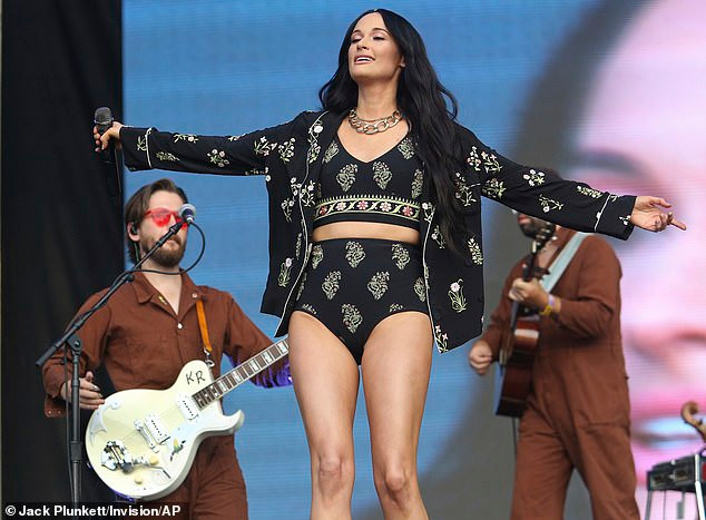 Đây không phải là lần đầu tiên Kacey Musgraves diện đồ phản cảm gây tranh cãi.