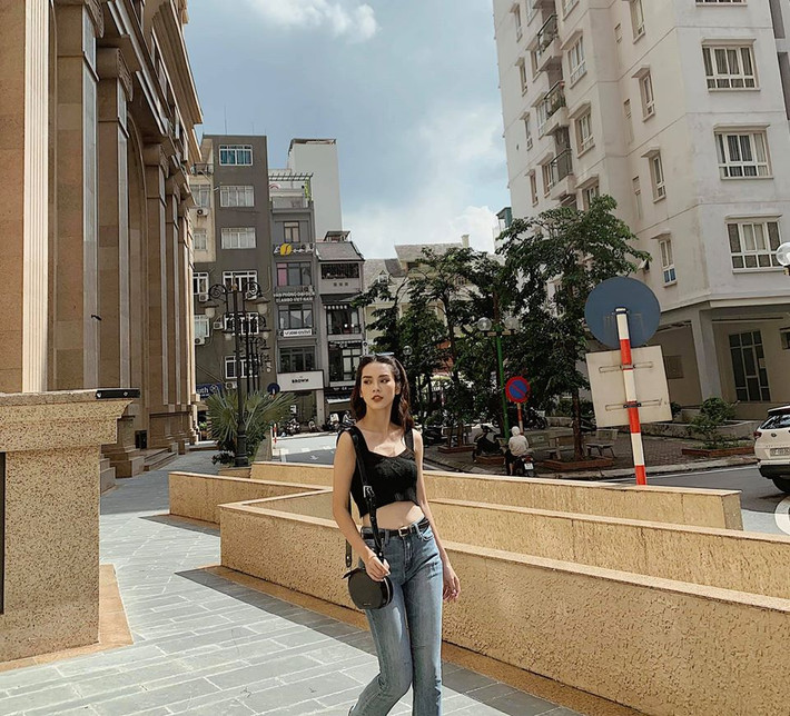 Trang phục hở eo giúp cô nàng nổi bật trên phố.