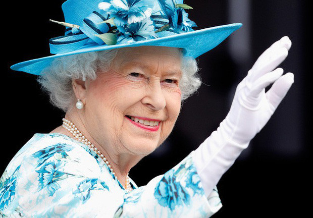 Dù tuổi cao, Nữ hoàng Elizabeth II vẫn giữ được thần thái sang trọng, tươi tắn và trẻ trung. Bên cạnh lối sống lành mạnh, cách trang điểm cũng đóng vai trò quan trọng để làm tăng nét đẹp cho cụ bà 93 tuổi.