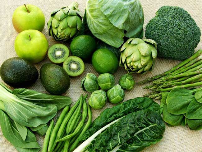 Rau lá xanh: Chứa nhiều vitamin K, rau xanh có thể giúp tăng số lượng tiểu cầu trong máu của bạn. Vitamin K rất cần thiết cho quá trình đông máu và nó có nhiều trong các loại rau lá xanh như cải bó xôi hoặc cải xoăn.