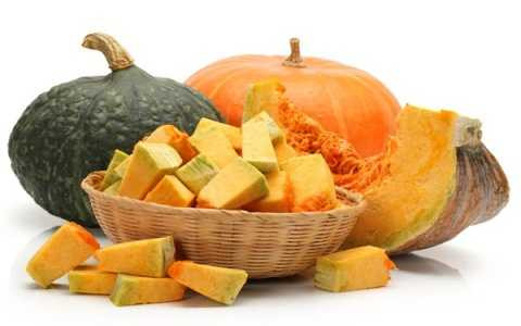 Bí đỏ: Nguồn vitamin A trong bí đỏ có lợi cho việc tăng số lượng tiểu cầu trong máu của bạn. Ăn bí ngô có thể giúp ích vì nó hỗ trợ sự phát triển của tiểu cầu.