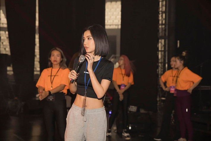 Khi đi dự sự kiện hay ngoài đời thường, cô nàng luôn chọn những trang phục bó sát để tôn lên những đường nét tuyệt mỹ trên cơ thể, đặc biệt là vòng eo.