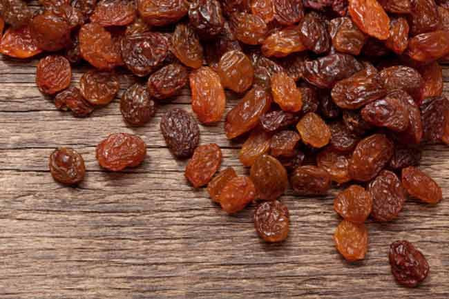 Nho khô: Khoa học đã chứng minh một số chất hóa học có trong nho khô như polyphenol và flavonoid có thể giúp ngừa sâu răng.