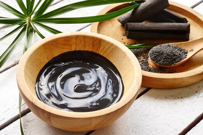 Mặt nạ than hoạt tính: Than hoạt tính có thể hút các chất độc trong dạ dày, tuy nhiên chưa được chứng minh có tác dụng tương tự trên da. Một số sản phẩm như mặt nạ lột mụn thậm chí còn chứa thành phần gây hại.