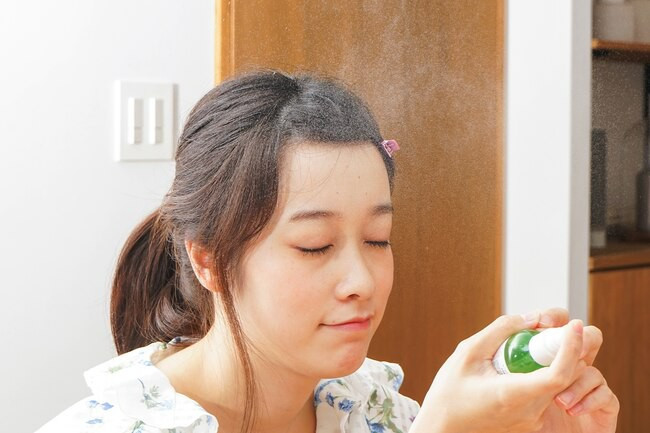 Xịt khoáng: Xịt khoáng có thể giúp bạn cảm thấy sảng khoái, nhưng đây không phải là phương pháp dưỡng ẩm da tốt nhất. Nếu bạn có làn da nhạy cảm, các loại xịt khoáng có mùi hương có thể làm da bị kích ứng.