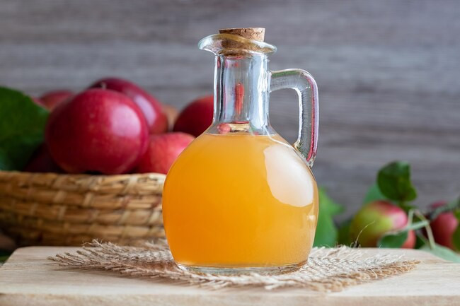 Giấm táo để xóa nốt ruồi: Giấm táo có tính axit, nên nếu bạn dùng nó để tẩy nốt ruồi, giấm táo có thể làm bỏng da hoặc để lại sẹo. Giấm táo còn có thể gây kích ứng da đối với người bị bệnh chàm.