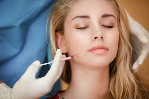 Biến chứng nguy hiểm đầu tiên có thể kể đến của việc bơm mỡ tự thân và cũng là tai biến nặng nề của phẫu thuật thẩm mỹ nói chung là sốc thuốc trong gây mê, gây tê đe dọa tính mạng bệnh nhân.