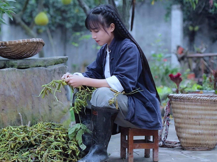 Cách ăn mặc chân chất của Lý Tử Thất góp phần giúp các video của cô trở nên gần gũi với khán giả.