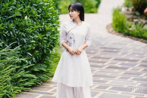 Phong cách ăn mặc giản dị và làm video ẩm thực mang hơi hướng cổ trang nhẹ nhàng, trong trẻo của Lý Tử Thất nhanh chóng dành được thiện cảm của đông đảo khán giả.