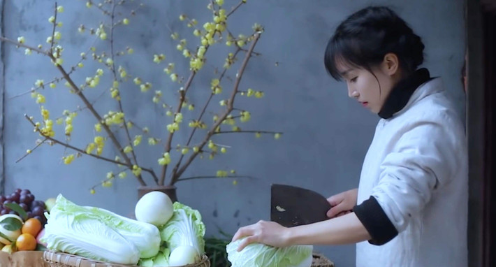 Đen - trắng là hai màu trang phục được Lý Tử Thất yêu thích. Ảnh: Internet. Video "Minh Hằng chia sẻ về phong cách thời trang". Nguồn: VTC.