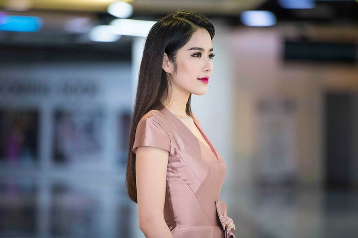Sau khi giảm 12kg, Nam Em có phong cách thời trang và cách trang điểm cực xinh.