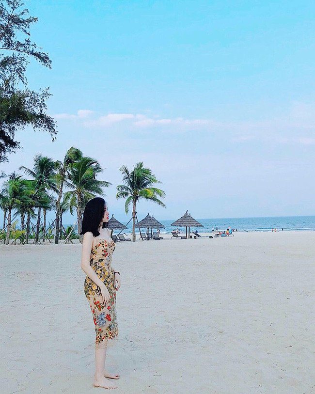 Tuy nhiên khi đi biển, Khánh Linh cũng biến hóa với váy hoa sành điệu. Video "Minh Hằng chia sẻ về phong cách thời trang". Nguồn: VTC.