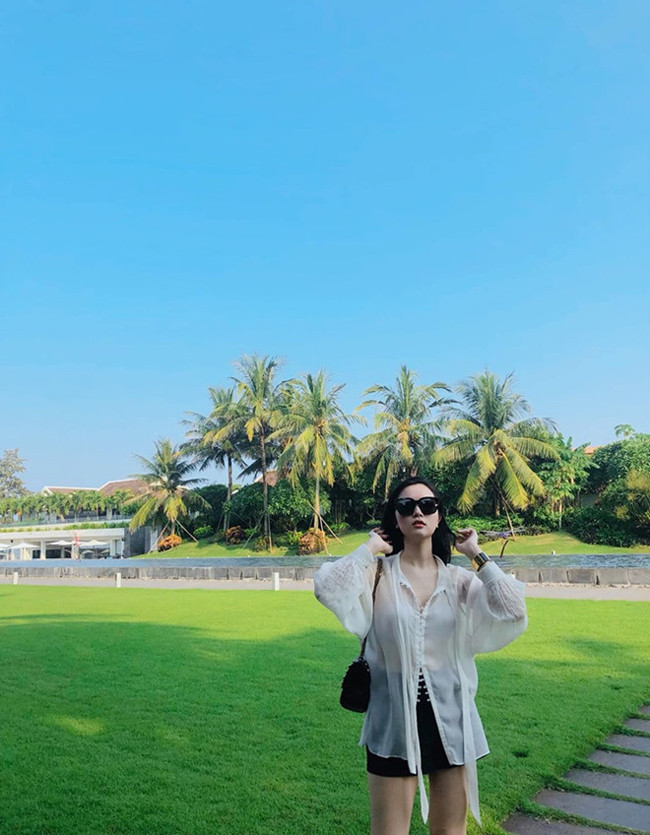 Khánh Linh khoe vẻ gợi cảm với chiếc áo sơ mi xuyên thấu mỏng manh.