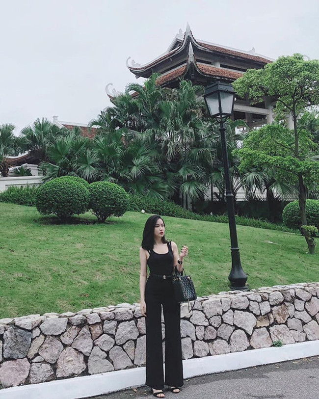 Màu đen là gam màu yêu thích của cô nàng nên cô thường diện trang phục và phụ kiện ton sur ton từ đầu đến chân.