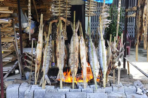 Cá nướng sông Đà: Nếu dịp thăm quan sông Đà, đừng quên thưởng thức món cá nướng ăn một lần nhớ mãi. Bên bếp lửa đang cháy phừng phừng là những xiên cá lấp lánh. Cá được kẹp bằng tre. Những con cá thiểu (hay cá nhác) mình trắng, óng ánh sắc bạc. Cá măng khổng lồ nặng đến trên 3 cân mỗi con. Cá chép tươi roi rói cùng rất nhiều loại cá khác không rõ tên.