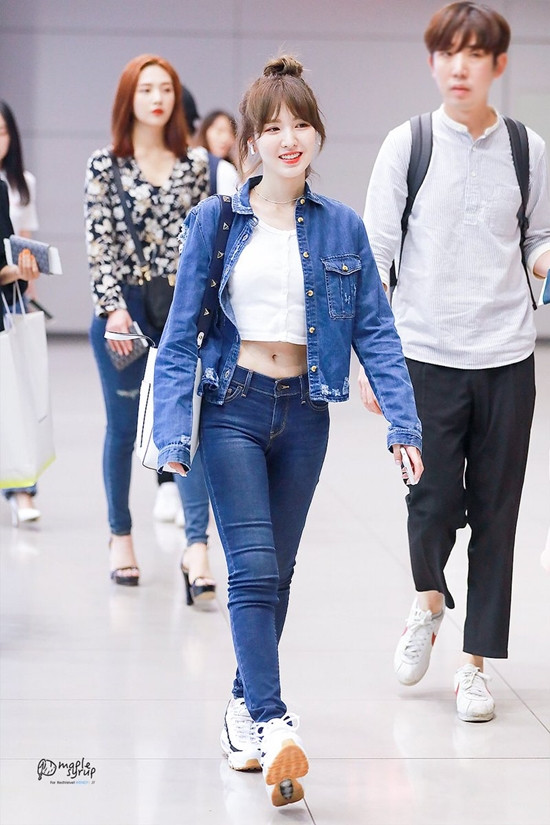 Lần khác, cô phối croptop với quần jean và khoác áo bò cá tính.