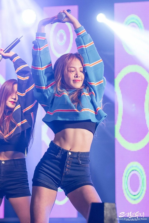 Các kiểu áo croptop và quần short được cô nàng ưu ái hơn cả.