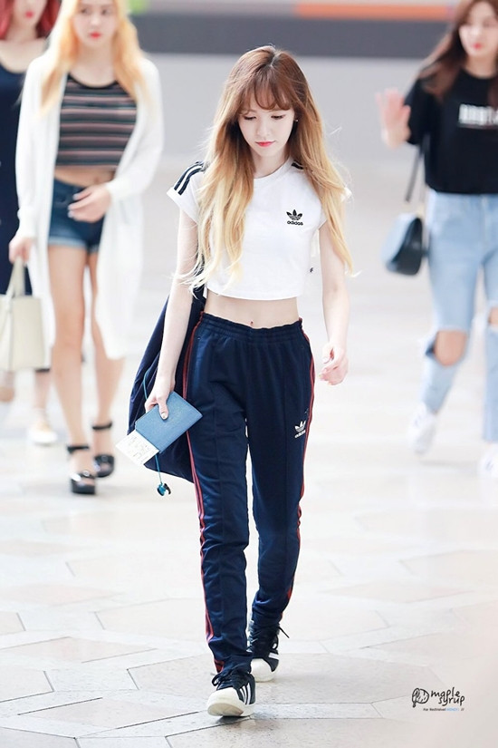 Trang phục ra sân bay của nữ ca sĩ cũng khá đơn giản, chỉ cần áo croptop và quần thể thao năng động.