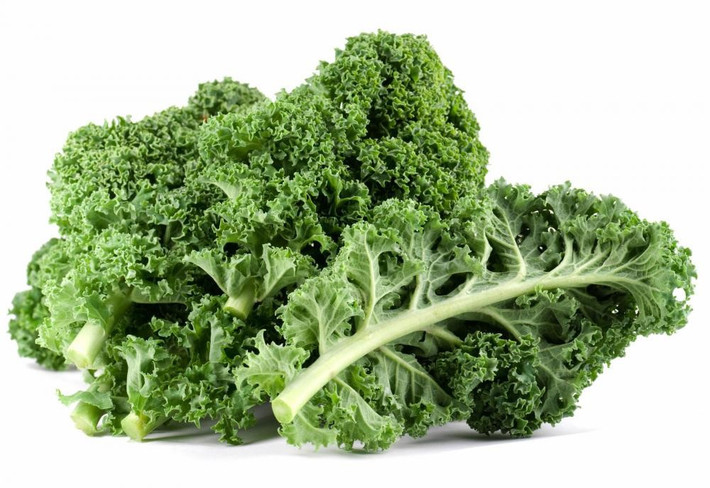 Cải xoăn Kale: Trong thành phần của rau cải xoăn Kale chứa hàm lượng cao lutein, một chất chống lại quá trình oxy hóa tốt cho mắt của con người. Khi bạn ăn cải xoăn kale sẽ giúp bổ sung chất lutein mỗi ngày. Bạn có thể tìm thấy lượng lutein này trong nửa bát cải xoăn, vitamin A, vitamin k là chất cần thiết của con người.